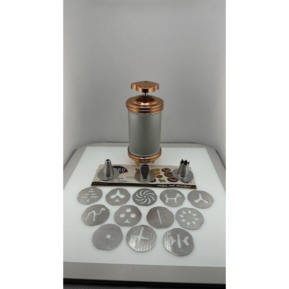 Mirro M-0358-22 Cookie Pastry Press Made in USA 12 Cookie Plates 3 Pastry Tips - Picture 1 of 3